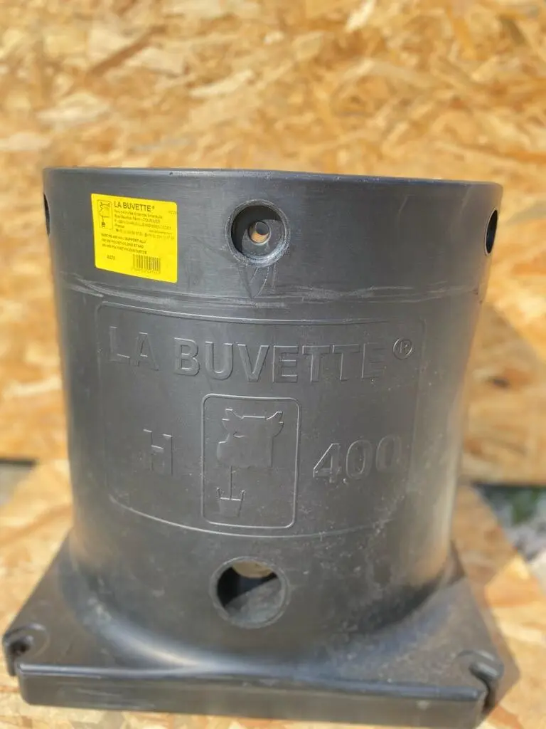 Buse isolé en Polyéthylène - 400mm à fixer au sol