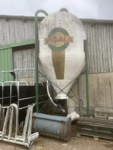 Silo à grain d'occasion 8m3 + Boîtard